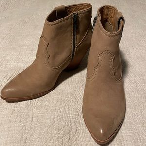 Frye tan leather cowboy ankle booties. Size 8.5